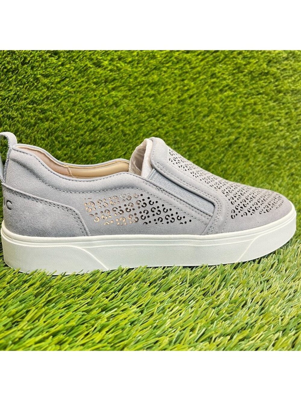 Vionic Kimmie Perf Women Size 9 Gray White Casual Outdoor Slip On Shoes Sneakers